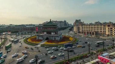 Çin, Shanxi 'deki Xian şehrinde trafik olan Bell Tower' ın hızlandırılmış görüntüsü