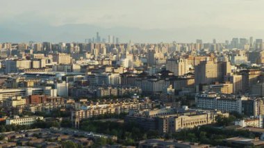 Çin, Shanxi 'de gün batımından akşamına kadar Xian kentsel binalarının zaman aşımına uğramış görüntüsü