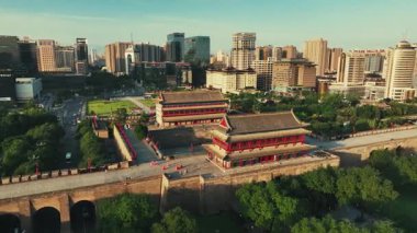 Çin, Shanxi 'deki Xian şehrinin Yongning Gate ve antik şehir duvarlarının insansız hava aracı görüntüsü