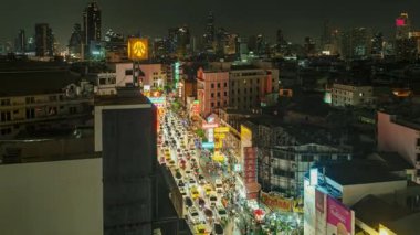 BANGKOK, THAILAND 5 HAZİRAN 2023: Bangkok, Tayland 'daki kentsel binalar ile işlek ticari caddenin zamanlaması.