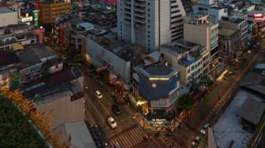 BANGKOK, THAILAND 5 HAZİRAN 2023: Bangkok 'taki işlek caddenin hava zaman ayarlı görüntüsü ve Tayland, Asya' daki kentsel ortamlar.