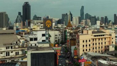 BANGKOK, THAILAND 5 HAZİRAN 2023: Bangkok 'taki işlek caddenin hava zaman ayarlı görüntüsü ve Tayland, Asya' daki kentsel ortamlar.