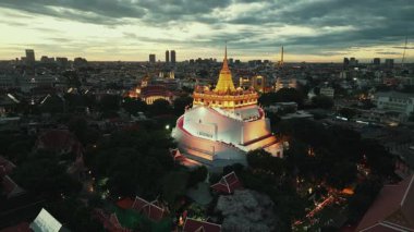 Bangkok, Tayland 'daki Altın Dağ Tapınağı' nın (Wat Saket) gece görüntüsü.