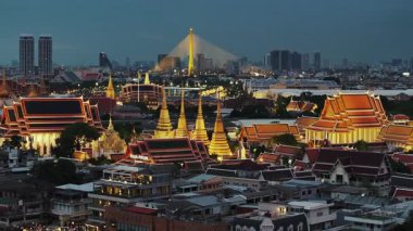 Gece Bangkok, Tayland 'daki Zümrüt Buddha Tapınağı' nın hava görüntüsü..