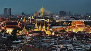Gece Bangkok, Tayland 'daki Zümrüt Buddha Tapınağı' nın hava görüntüsü..