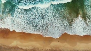 Karon Sahili 'nin insansız hava aracı görüntüsü. Tayland' daki güzel Phuket Adası 'nda güzel bir gelgit deseni..