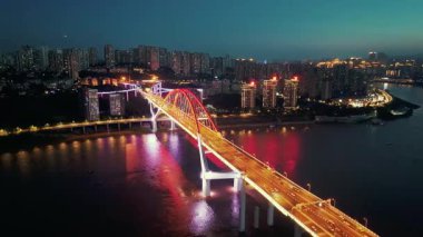 Chongqing şehrinin gökdelen binalı havadan görüntüsü Çin, Asya 'da gece vakti.