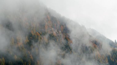 İtalya 'daki Dolomitler' deki Foggy Mountain 4k görüntüleri
