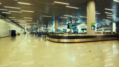 GuANGZHOU, ÇİN 2, 2021: Baiyun Havaalanı İç Görünümü