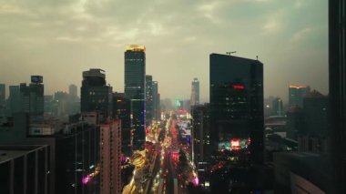 Guangzhou şehri şehir hava görüntüsü Çin 'de gece drone görüntüsü
