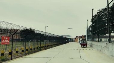 Uçak Guangzhou Baiyun Havaalanına iniyor.