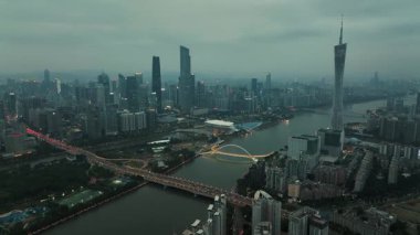 Guangzhou şehri şehir hava görüntüsü gece Çin 'de drone görüntüsü