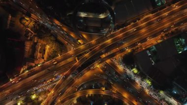 Guangzhou şehir otoyolu yoğun trafik manzaralı geceleyin Çin 'de.