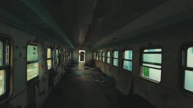 Terk edilmiş eski tren manzarası Çin 'in Zhejiang eyaletindeki Hangzhou' da park halinde.