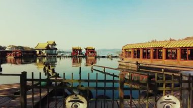 Çin 'in Zhejiang eyaletindeki Hangzhou körfezindeki eski tekne parkı.