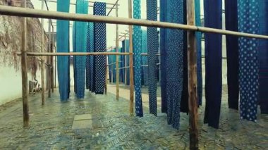 Geleneksel boyama kumaşı Wuzhen Zhejiang 'daki bir fabrikada kurutuluyor.