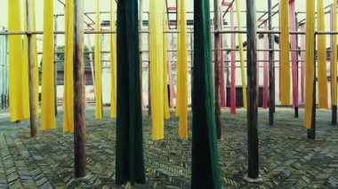 Geleneksel boyama kumaşı Wuzhen Zhejiang 'daki bir fabrikada kurutuluyor.