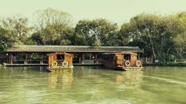 Hangzhou Çin 'in ünlü UNESCO sitesi olarak Xi Gölü' ndeki (Batı Gölü) tekne