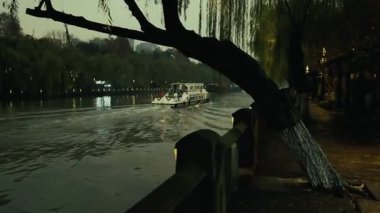 Çin 'in Hangzhou şehrinde geceleri şehir binaları olan Jinghang Su Yolu.