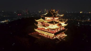 Çin 'in Zhejiang eyaletindeki Hangzhou' da Chenghuangge Pavyonu gece görüşü