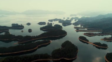 Qiandao Gölü Zhejiang Çin 'de ada ve su manzaralı.