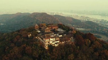 Çin 'in Zhejiang eyaletindeki Hangzhou' daki Taoizm Tapınağı 'nın havadan görünüşü
