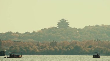 Hangzhou Çin 'in ünlü UNESCO sitesi olarak Xi Gölü' ndeki (Batı Gölü) tekne