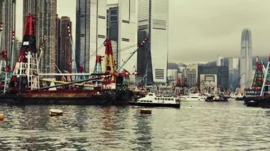 Çin ve Asya 'da tekne ve gökdelenli Hong Kong şehir silueti.