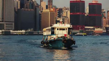 Viktorya Limanı 'nda tekne. Hong Kong, Çin, Asya' da..