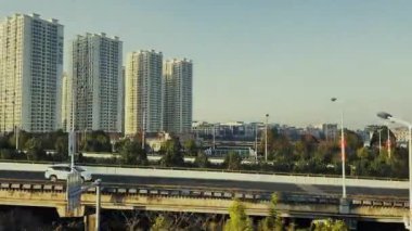KUNMING, YUNNAN, ÇİN 2, 2021: Metro treninden izlenen gökdelen apartmanları