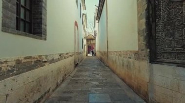 Çin 'in güneybatısındaki Kunming Yunnan' da dar bir sokak.