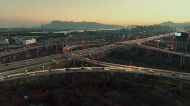 Kunming, Yunnan 'dan güneybatı Çin' e giden otoyol kentsel şehir manzaralı.