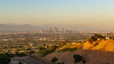 Günbatımından batımına kadar Kaliforniya şehir merkezinde modern gökdelen binalarının panoramik manzarası ve konut evleri