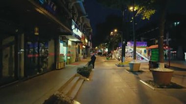 NANJING, ÇİN 2, 2021: Kentsel binalarla sokak manzarası