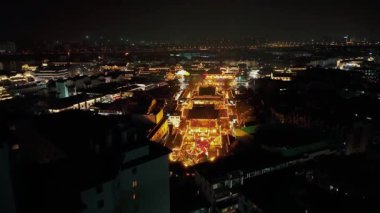 Nanjing şehrinin kentsel binalarının olduğu Fuzimiao alışveriş bölgesinin gece Jiangsu, Çin 'deki havadan görüntüsü.