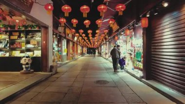 NANJING, ÇİN 2, 2021: Kentsel binalarla sokak manzarası