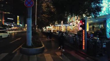 NANJING, ÇİN 2, 2021: Kentsel binalarla sokak manzarası