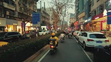 NANJING, ÇİN 2, 2021: Kentsel binalarla sokak manzarası