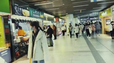 NANJING, ÇİN 2, 2021: Kentsel binalarla sokak manzarası