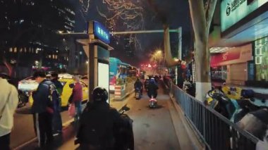 NANJING, ÇİN 2, 2021: Kentsel binalarla sokak manzarası