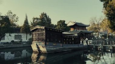 Çin 'in Jiangsu şehrindeki Nanjing şehrindeki Başkanlık Sarayı' nda taş gemi. Çince çevirisi 'Başkanlık Sarayı'