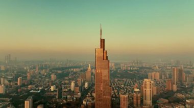 NANJING, ÇİN 2, 2021: Zifeng ofis binalarının havadan yakından görünüşü şehrin en ünlü simgesi