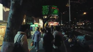 NANJING, ÇİN 2, 2021: Kentsel binalarla sokak manzarası