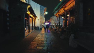 NANJING, ÇİN 2, 2021: Kentsel binalarla sokak manzarası