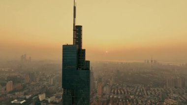 NANJING, ÇİN 2, 2021: Zifeng ofis binalarının gündoğumundaki hava yakın görüntüsü şehrin en ünlü simgesi