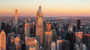 New York şehir binaları, gün batımından gece saatlerine göre görüntüleniyor.