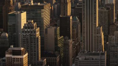 New York şehir binaları, gün batımından gece saatlerine göre görüntüleniyor.