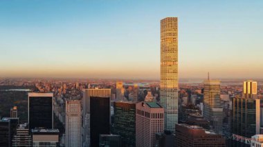 New York şehir binaları, gün batımından gece saatlerine göre görüntüleniyor.