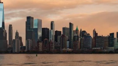 Hudson Nehri üzerindeki New York kentsel binaları zaman ayarlı
