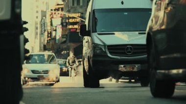 NEW YORK CITY, USAOCT 14, 2022: Trafik ve yayaların yoğun olduğu şehir sokak manzarası